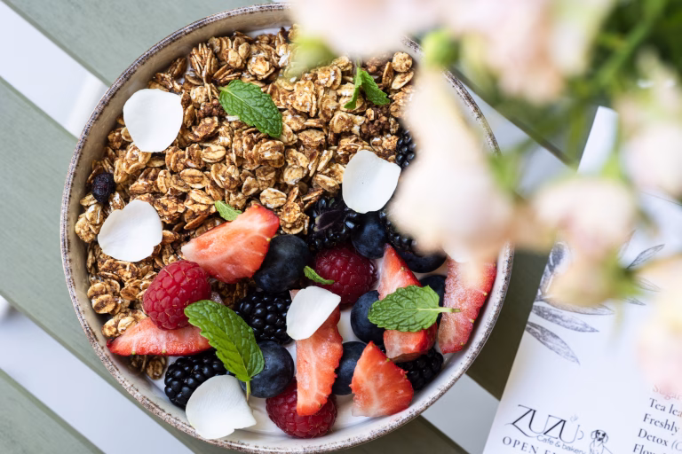Granola görög joghurttal és friss gyümölcsökkel