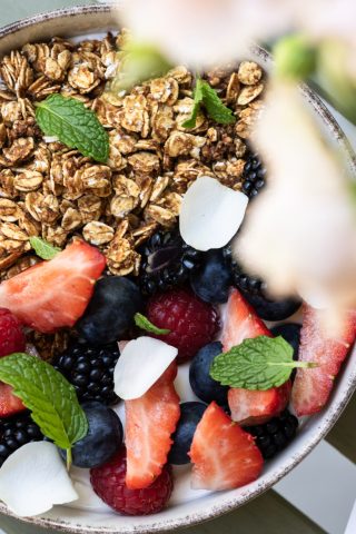 Granola görög joghurttal és friss gyümölcsökkel
