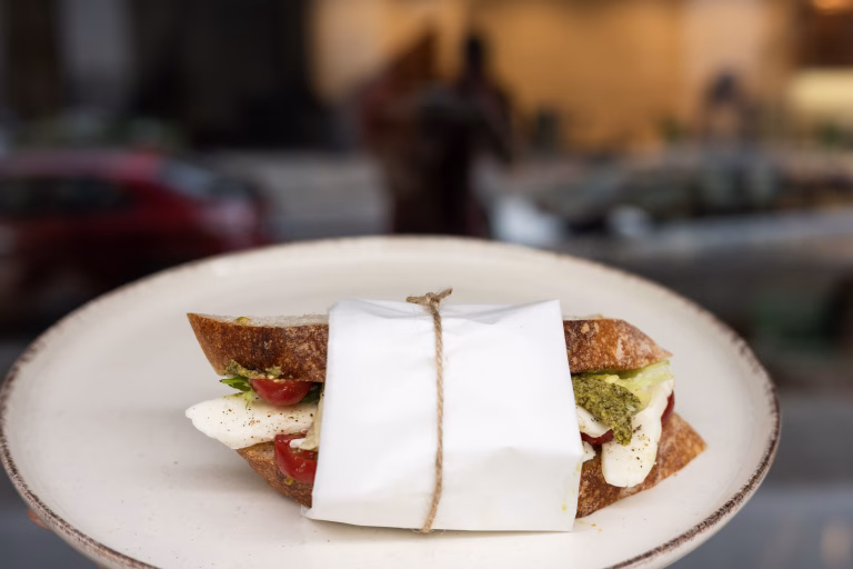 Vega-pestós mozzarellás szendvics