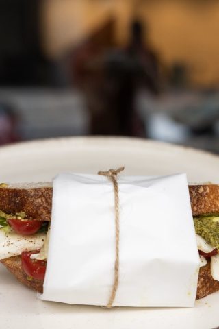Vega-pestós mozzarellás szendvics
