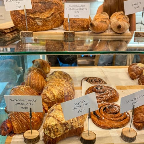 Frissen sült croissant-ok, csigák és péksütemények a pultban