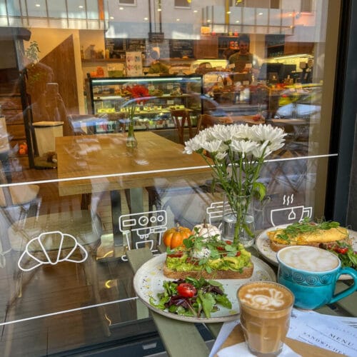 A Zuzu cafe&bakery belső tere a süteményes pulttal