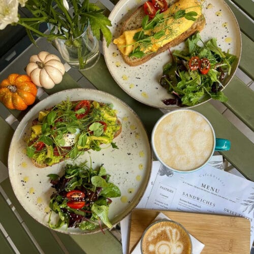 Avokádós pirítós friss salátával és cappuccinóval a Zuzu cafe&bakeryben