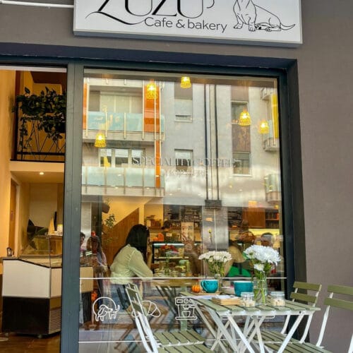 A Zuzu cafe&bakery kirakata és utcafronti terasza