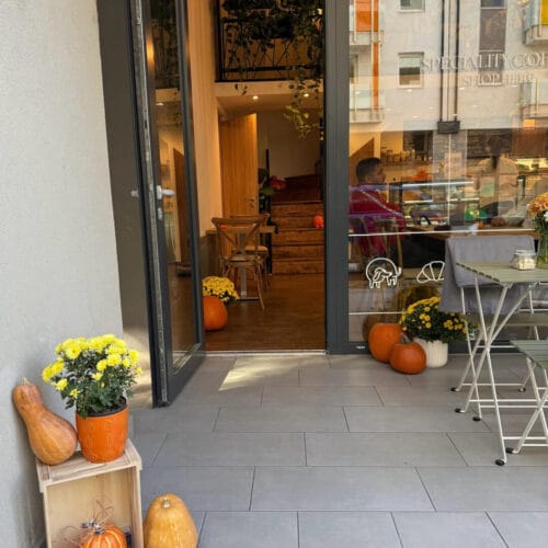 A Zuzu cafe&bakery bejárata virágokkal és tökökkel díszítve