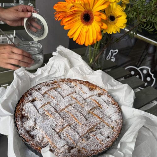 Házi rácsos almás pite friss őszi virágokkal